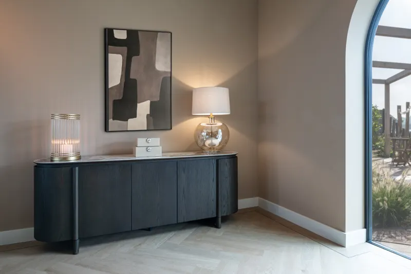 Sideboard Langford, Braun, 5 Türen von Richmond Interiors, Wohnbeispiel 9, im Wohnraum