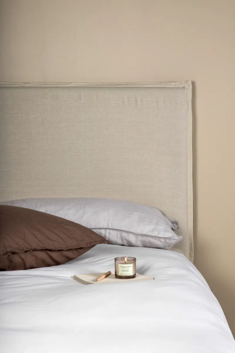Signe Kopfteil-Bezug in Leinenoptik in Beige, im Wohnraum, Ansicht 1