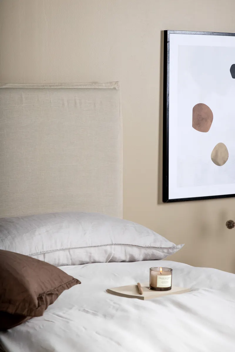 Signe Kopfteil-Bezug in Leinenoptik in Beige, im Wohnraum, Ansicht 2
