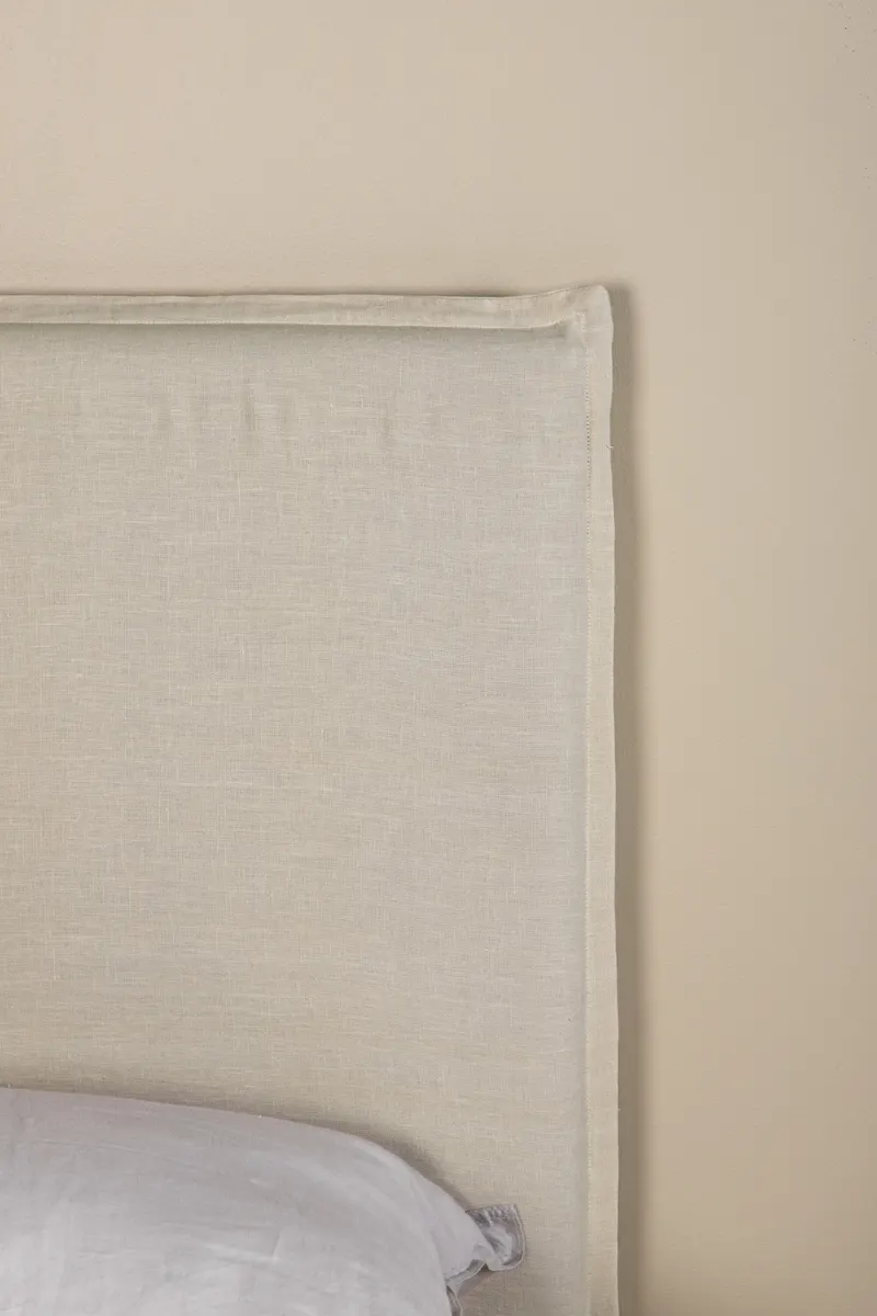Signe Kopfteil-Bezug in Leinenoptik in Beige, im Wohnraum, Ansicht 3