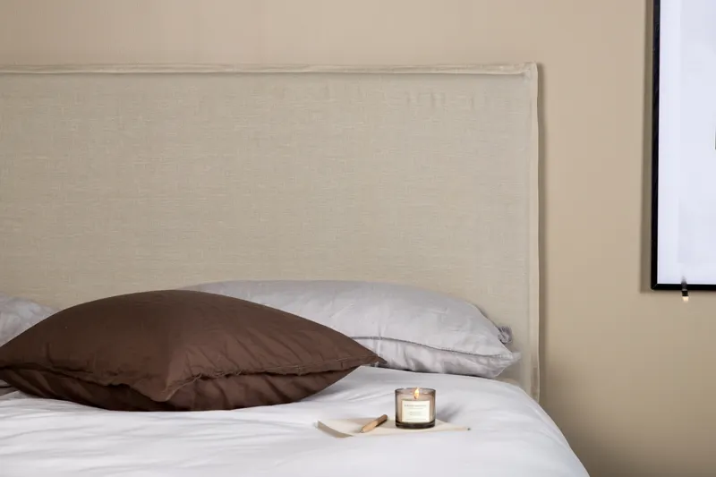 Signe Kopfteil-Bezug in Leinenoptik in Beige, im Wohnraum, Ansicht 4