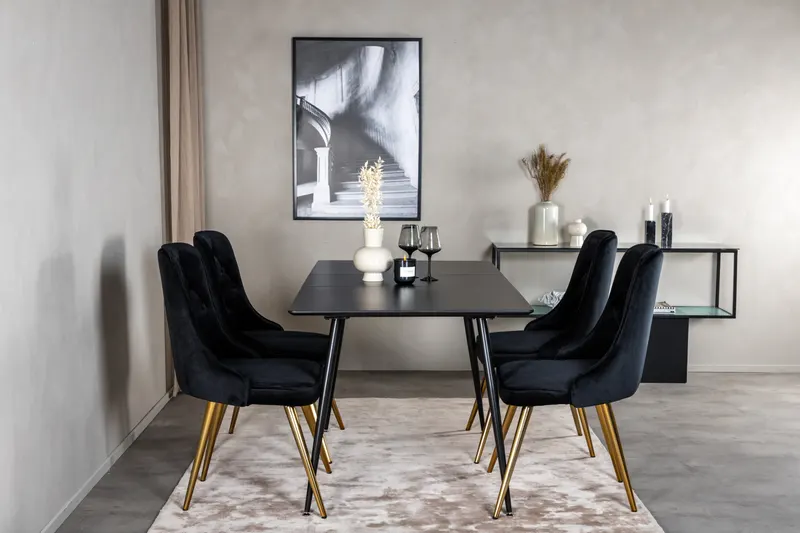 Silar & Velvet Deluxe Essgruppe mit rechteckigem Esstisch und 4 Samtstühlen mit Knopfheftung in Schwarz, Gestell Gold, im Wohnraum, Ansicht 1