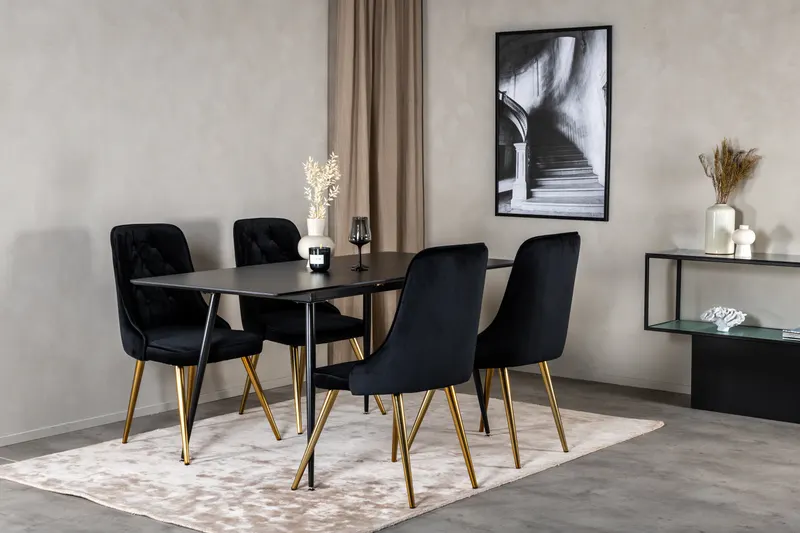 Silar & Velvet Deluxe Essgruppe mit rechteckigem Esstisch und 4 Samtstühlen mit Knopfheftung in Schwarz, Gestell Gold, im Wohnraum, Ansicht 2
