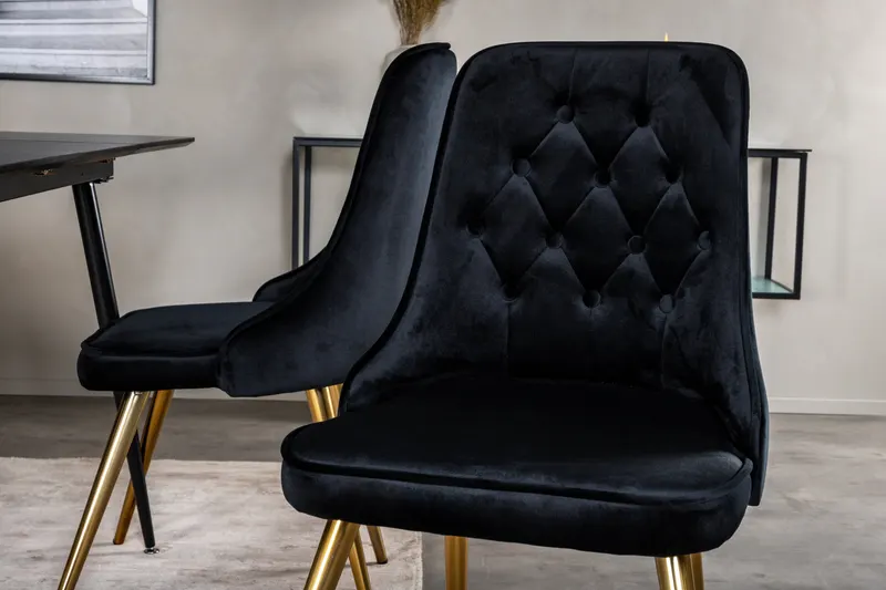 Silar & Velvet Deluxe Essgruppe mit rechteckigem Esstisch und 4 Samtstühlen mit Knopfheftung in Schwarz, Gestell Gold, im Wohnraum, Ansicht 3
