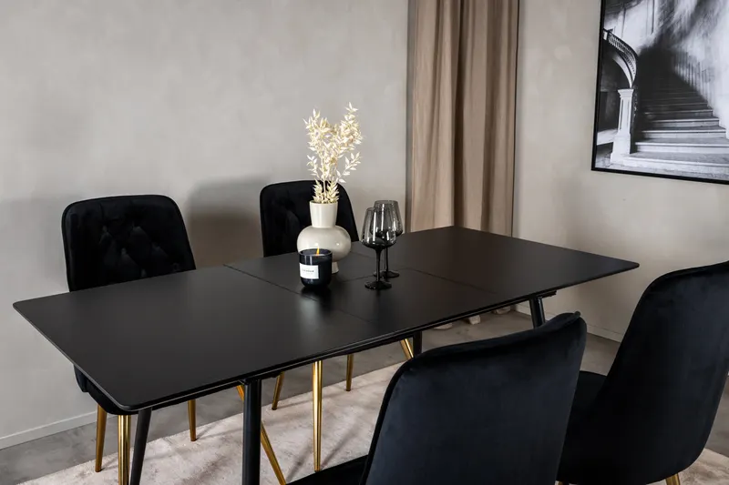 Silar & Velvet Deluxe Essgruppe mit rechteckigem Esstisch und 4 Samtstühlen mit Knopfheftung in Schwarz, Gestell Gold, im Wohnraum, Ansicht 4