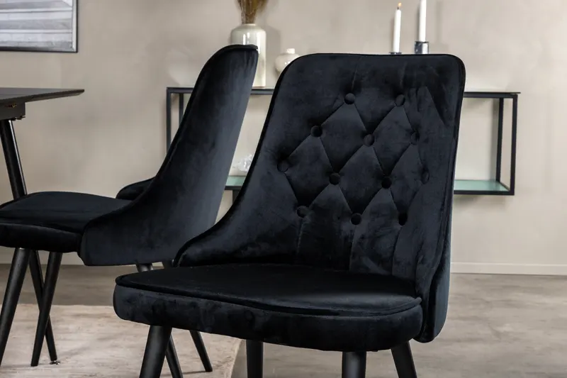 Silar & Velvet Deluxe Essgruppe mit rechteckigem Esstisch und 4 Samtstühlen mit Knopfheftung in Schwarz, im Wohnraum, Ansicht 3