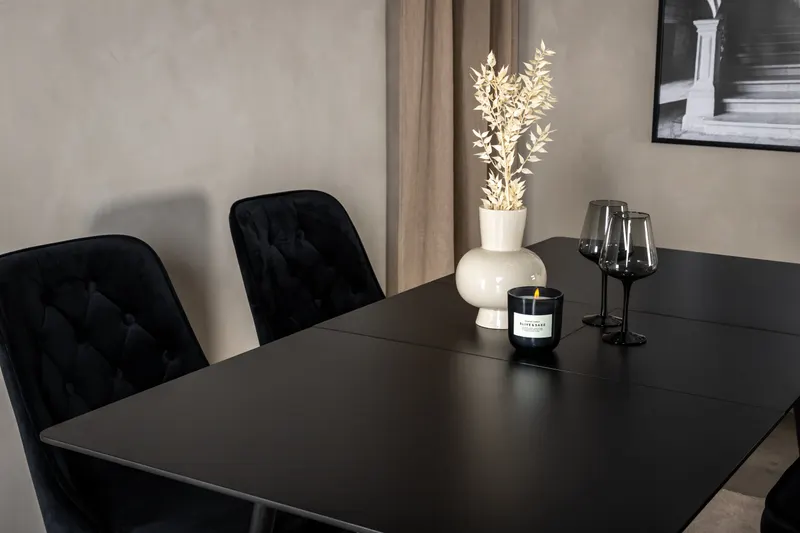 Silar & Velvet Deluxe Essgruppe mit rechteckigem Esstisch und 4 Samtstühlen mit Knopfheftung in Schwarz, im Wohnraum, Ansicht 4