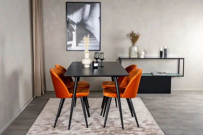 Silar & Velvet Essgruppe mit rechteckigem Esstisch und 4 Samtstühlen in Rostorange, Gestell Schwarz, im Wohnraum, Ansicht 1