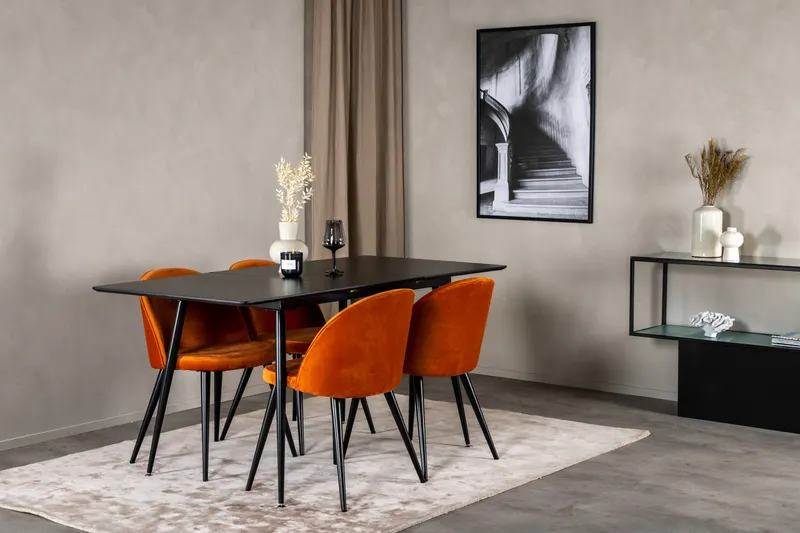 Silar & Velvet Essgruppe mit rechteckigem Esstisch und 4 Samtstühlen in Rostorange, Gestell Schwarz, im Wohnraum, Ansicht 2