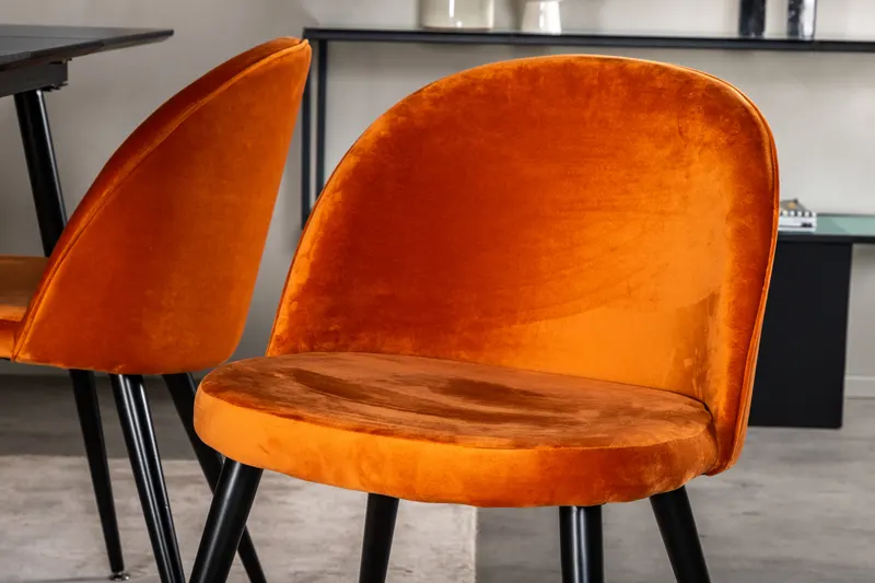 Silar & Velvet Essgruppe mit rechteckigem Esstisch und 4 Samtstühlen in Rostorange, Gestell Schwarz, im Wohnraum, Ansicht 3