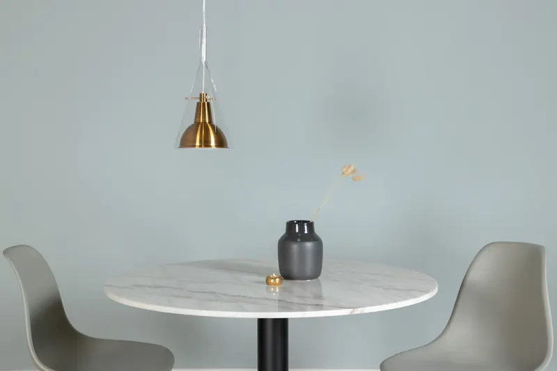 Sirius Pendelleuchte mit Glaskegel und goldfarbenem Innenschirm, im Wohnraum, Ansicht 2