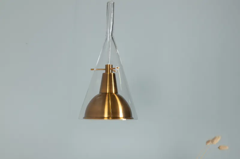 Sirius Pendelleuchte mit Glaskegel und goldfarbenem Innenschirm, im Wohnraum, Ansicht 4