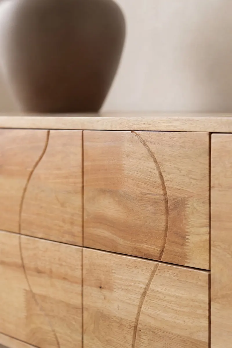 Skärhamn Sideboard aus Kautschukholz in 45 × 180 × 65 cm, im Wohnraum, Ansicht 4