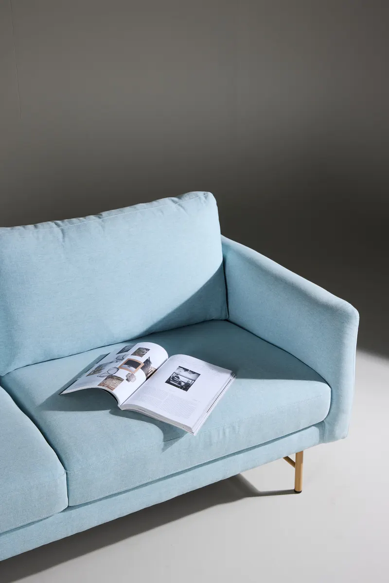 Sky 3-Sitzer-Sofa mit Metallbeinen in Blau, Gestell Whitewash, im Wohnraum, Ansicht 4