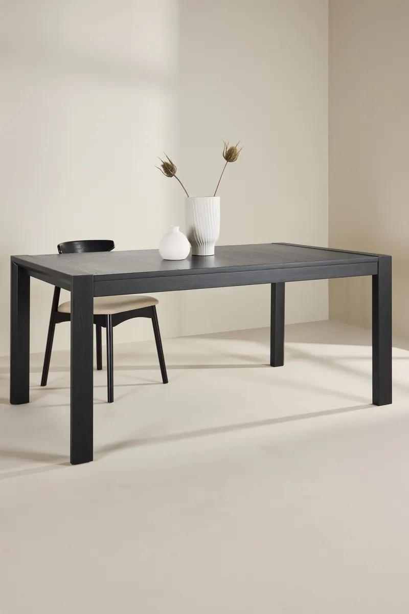 Slider Esstisch aus Eiche, ausziehbar in Schwarz, im Wohnraum, Ansicht 1
