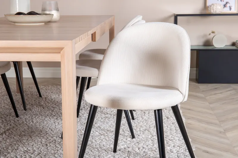 Slider & Velvet Essgruppe mit rechteckigem Esstisch und 4 Polsterstühlen in Whitewash, im Wohnraum, Ansicht 3