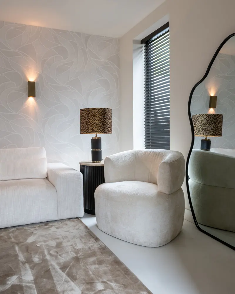 Spiegel Aldon, Schwarz von Richmond Interiors, Wohnbeispiel 3, im Wohnraum