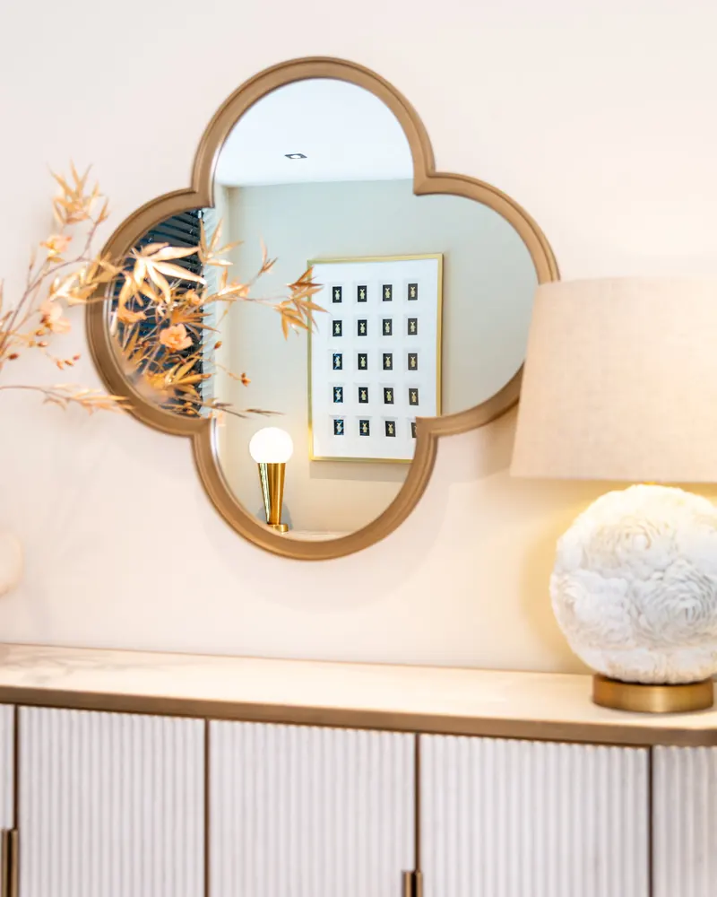 Spiegel Lowen, goldfarben gebürstet von Richmond Interiors, Wohnbeispiel 9, im Wohnraum
