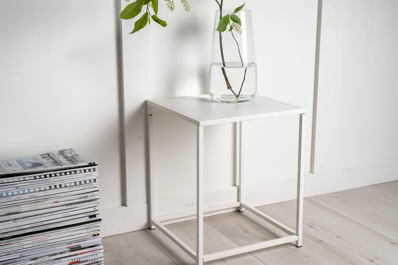Staal Beistelltisch aus pulverbeschichtetem Stahl in 37 × 38 cm, Weiß, im Wohnraum, Ansicht 5