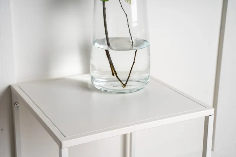 Staal Beistelltisch aus pulverbeschichtetem Stahl in 37 × 38 cm, Weiß, im Wohnraum, Ansicht 6