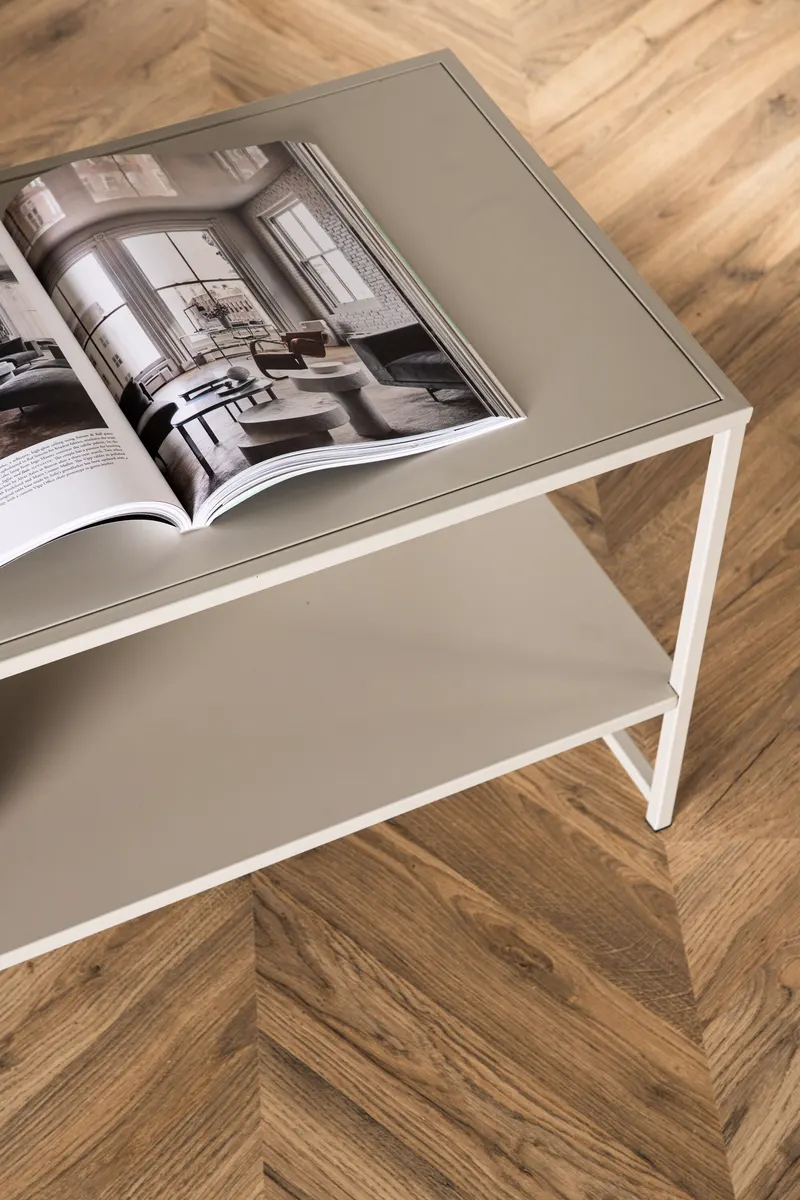 Staal Beistelltisch aus pulverbeschichtetem Stahl in 102 × 43 cm, Beige, im Wohnraum, Ansicht 3