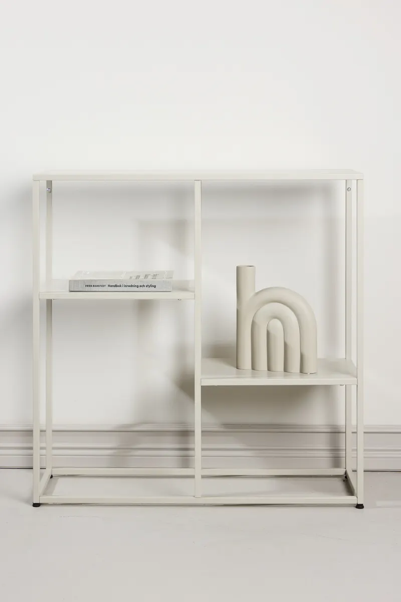 Staal Beistelltisch aus pulverbeschichtetem Stahl in 80 × 80 × 26 cm, Beige, im Wohnraum, Ansicht 1