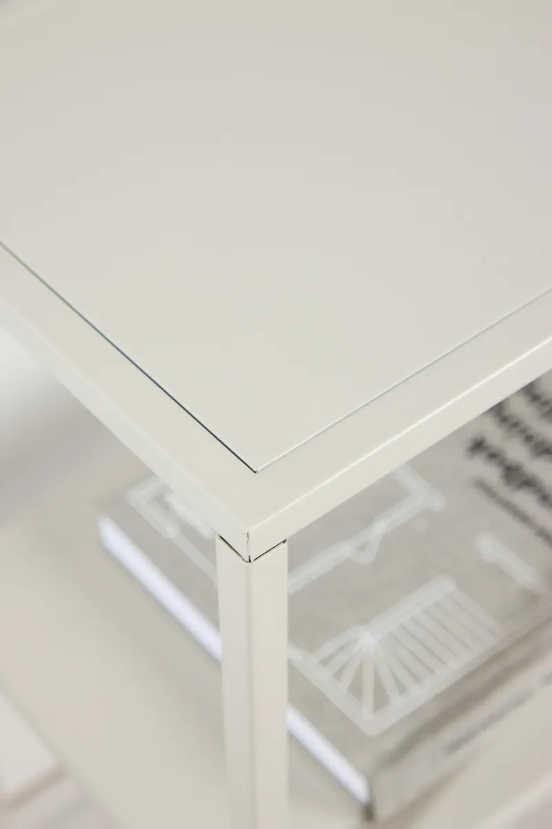 Staal Beistelltisch aus pulverbeschichtetem Stahl in 80 × 80 × 26 cm, Beige, im Wohnraum, Ansicht 3