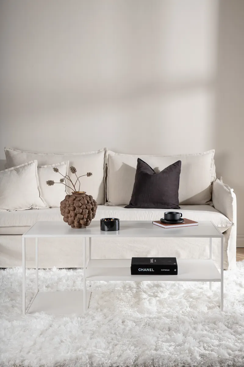 Staal Couchtisch aus Stahl mit Ablage in 120 × 50 cm, Weiß, im Wohnraum, Ansicht 1