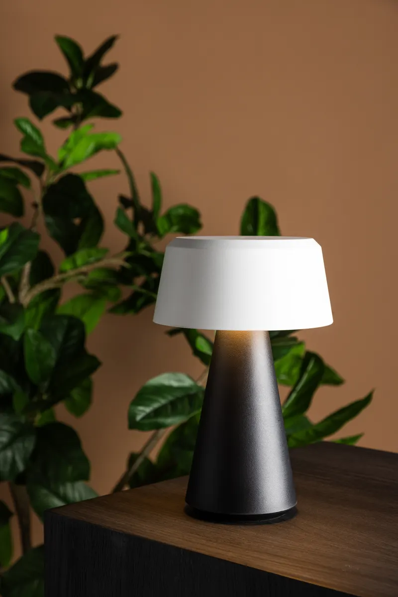 Statford Gartenlampe mit Kegelfuß und Schirm, im Wohnraum, Ansicht 1