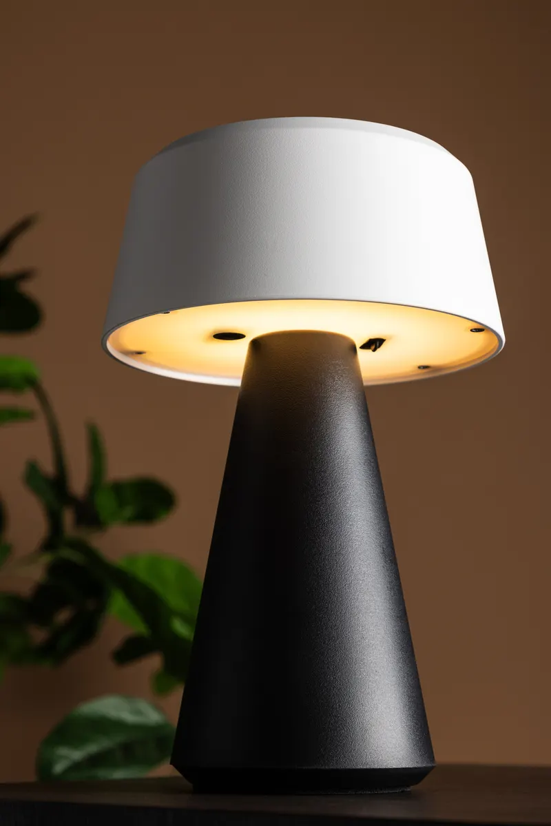 Statford Gartenlampe mit Kegelfuß und Schirm, im Wohnraum, Ansicht 2