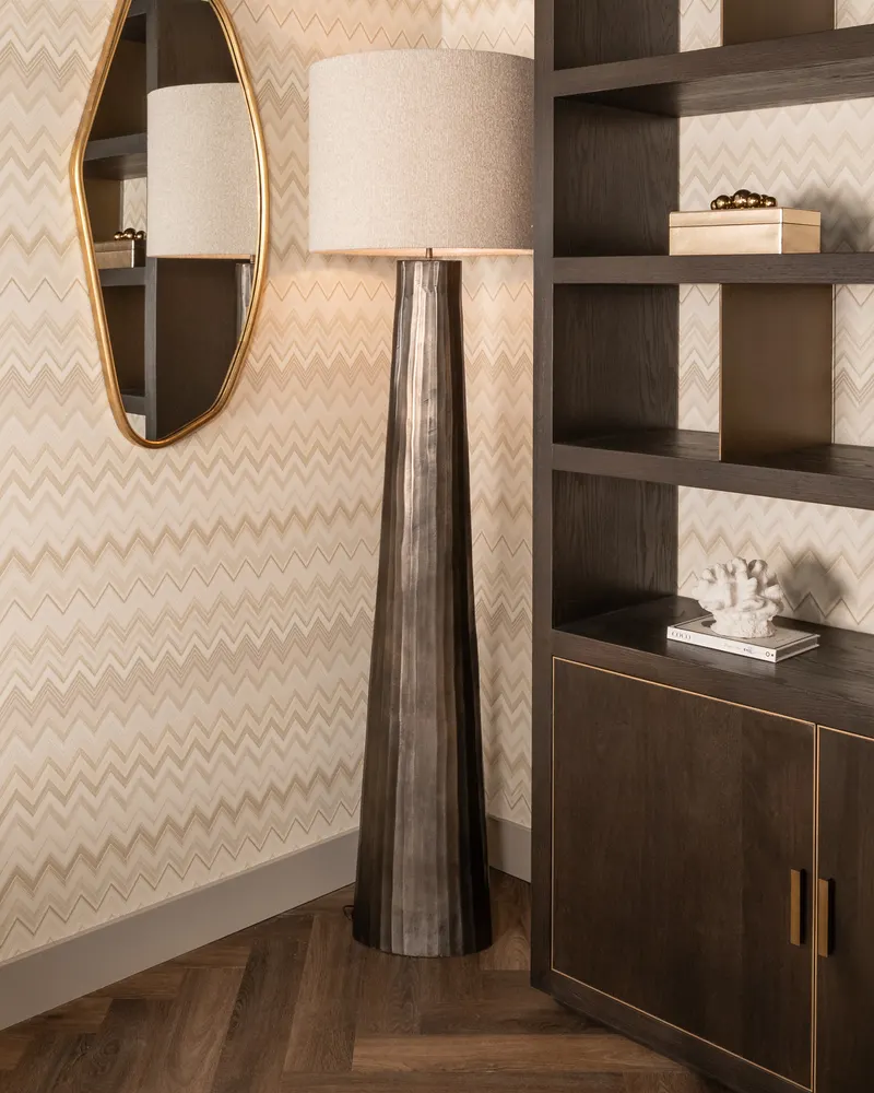Stehleuchte Velvyn, Bronzefarben von Richmond Interiors, Wohnbeispiel 5, im Wohnraum