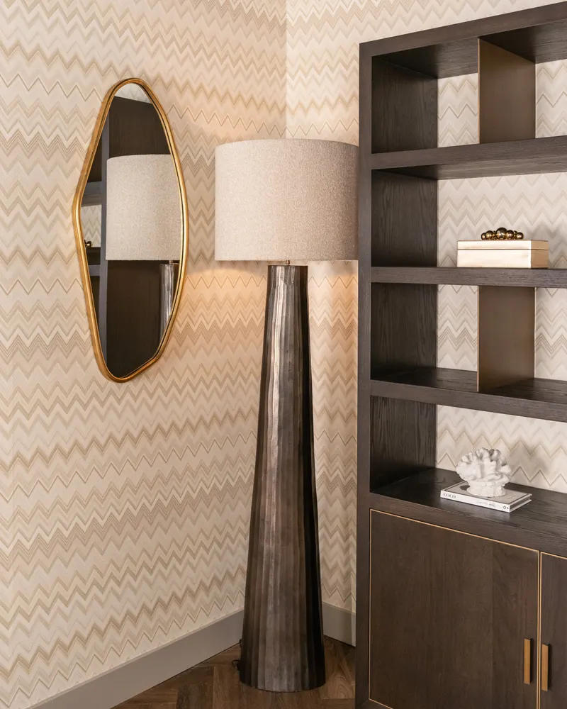 Stehleuchte Velvyn, Bronzefarben von Richmond Interiors, Wohnbeispiel 6, im Wohnraum