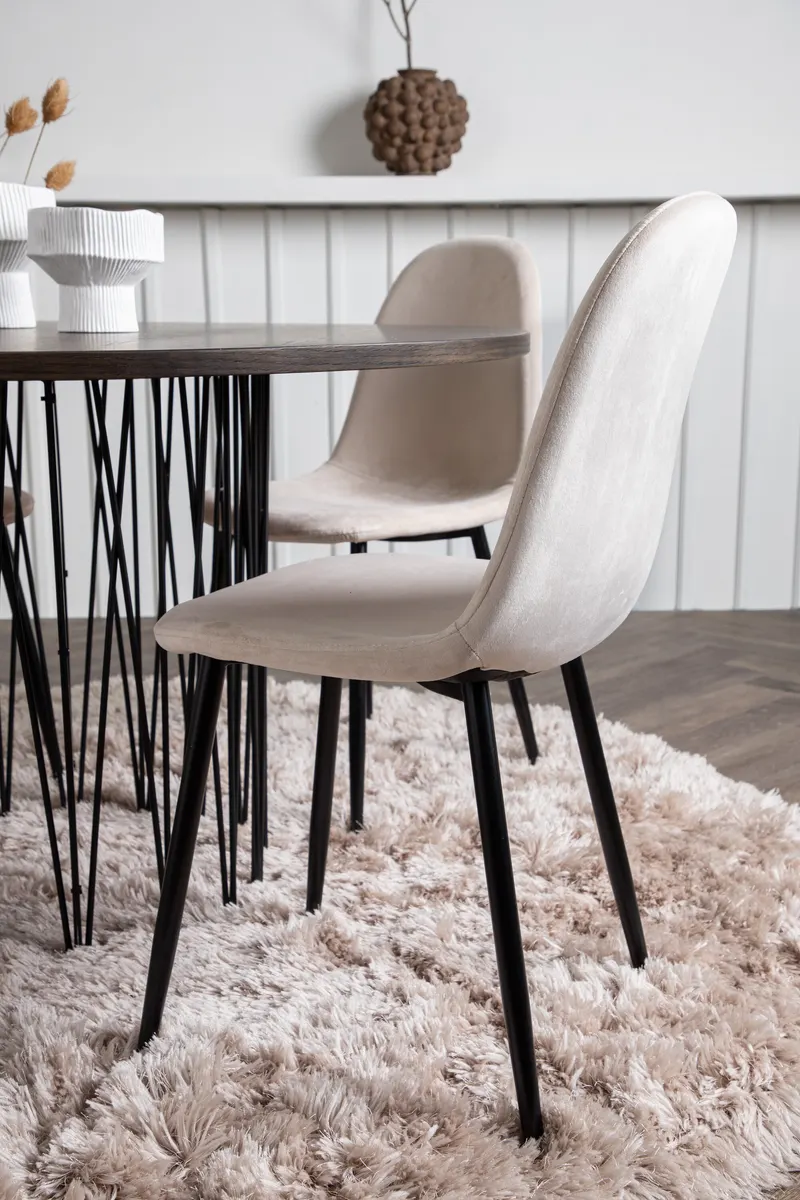 Stone & Polar Essgruppe mit rundem Esstisch und 4 Samtstühlen in Beige, Gestell Schwarz, im Wohnraum, Ansicht 2
