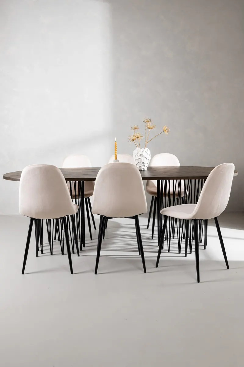 Stone & Polar Essgruppe mit ovalem Esstisch und 6 Samtstühlen in Beige, Gestell Schwarz, im Wohnraum, Ansicht 1