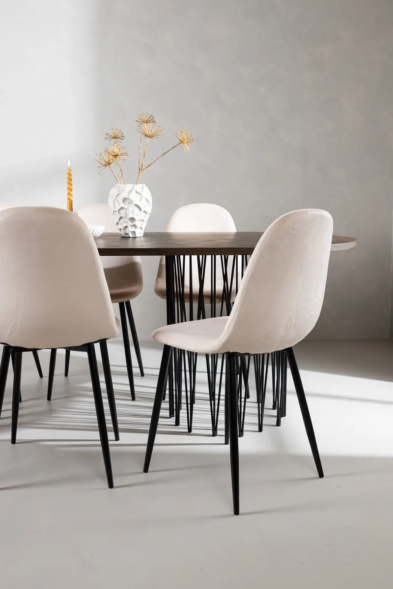 Stone & Polar Essgruppe mit ovalem Esstisch und 6 Samtstühlen in Beige, Gestell Schwarz, im Wohnraum, Ansicht 2