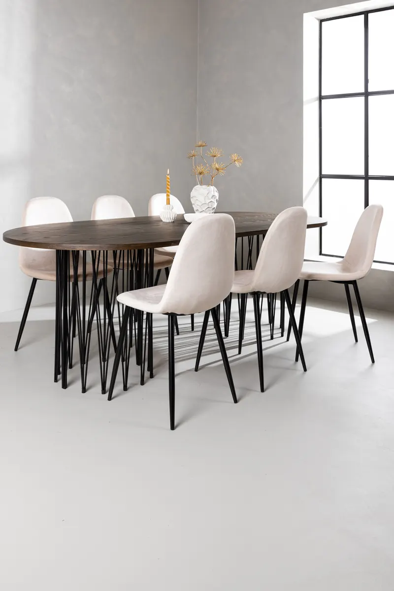 Stone & Polar Essgruppe mit ovalem Esstisch und 6 Samtstühlen in Beige, Gestell Schwarz, im Wohnraum, Ansicht 3