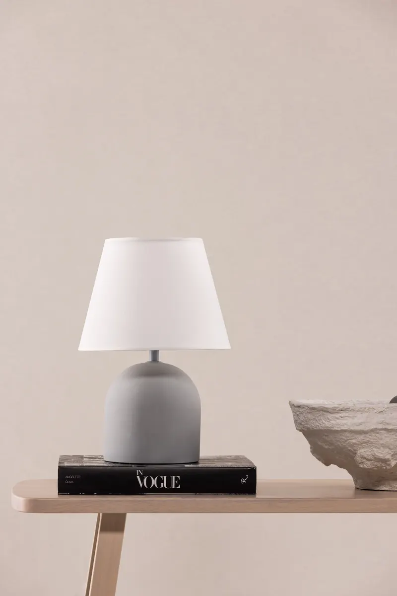 Styrsö Tischlampe, im Wohnraum, Ansicht 1