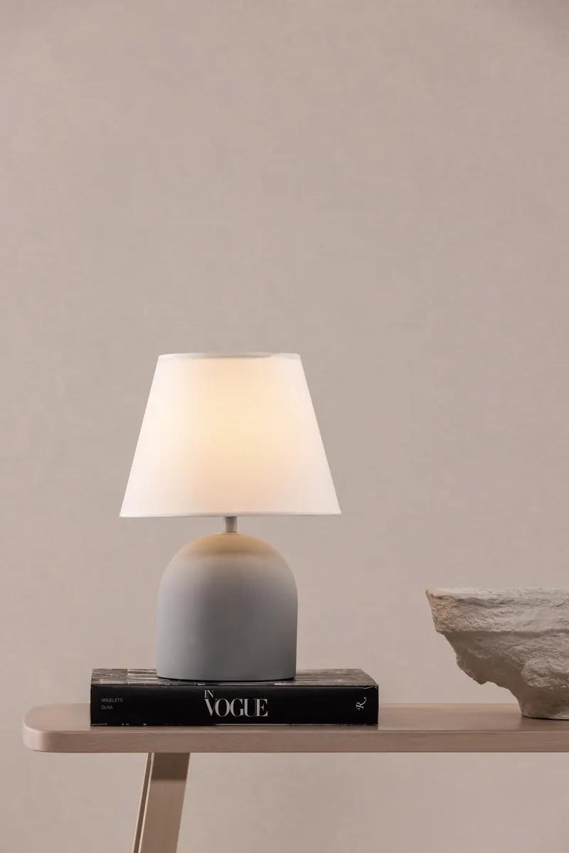 Styrsö Tischlampe, im Wohnraum, Ansicht 2