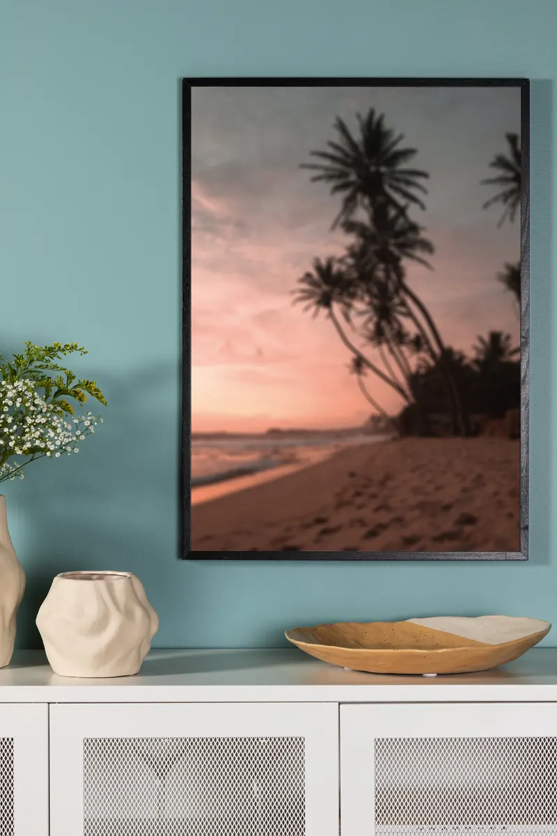 Summer Poster mit Palmenstrand im rosa Sonnenuntergang
