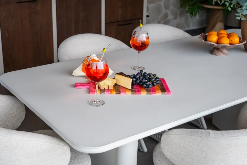 Senza Gartentisch Hellbeige von Richmond Interiors, Wohnbeispiel 8, im Wohnraum