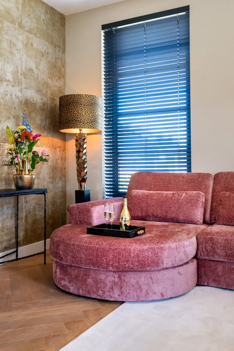Tablett Liv, Schwarz/Goldfarben von Richmond Interiors, Wohnbeispiel 6, im Wohnraum