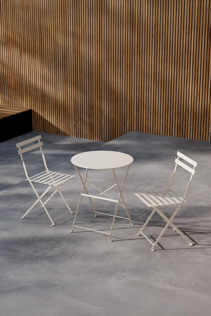 Tao Balkonmöbel-Set aus Stahl, Tisch und Stühle klappbar in einer Wohnszene