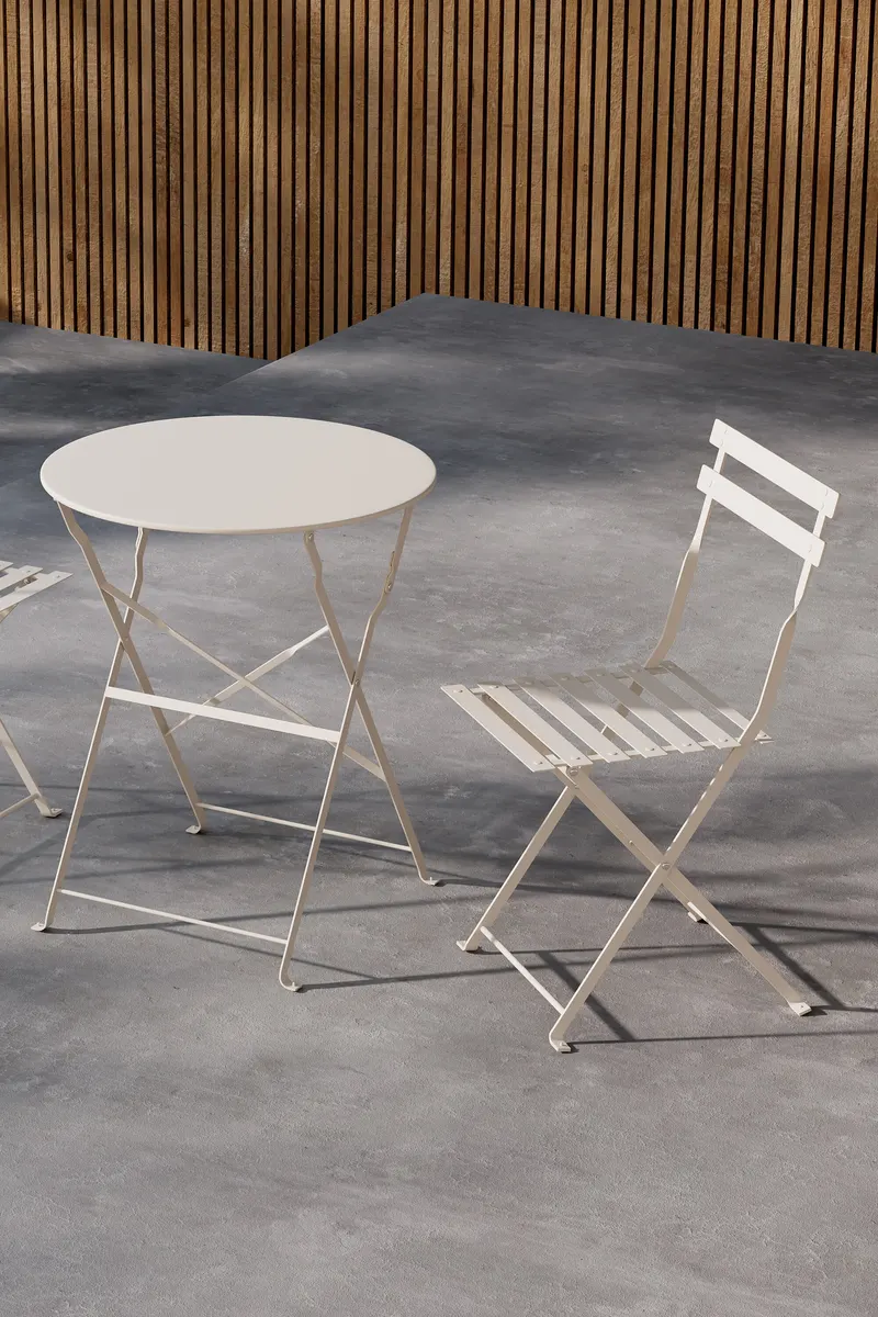 Tao Balkonmöbel-Set mit rundem Klapptisch und zwei Klappstühlen, im Wohnraum, Ansicht 2