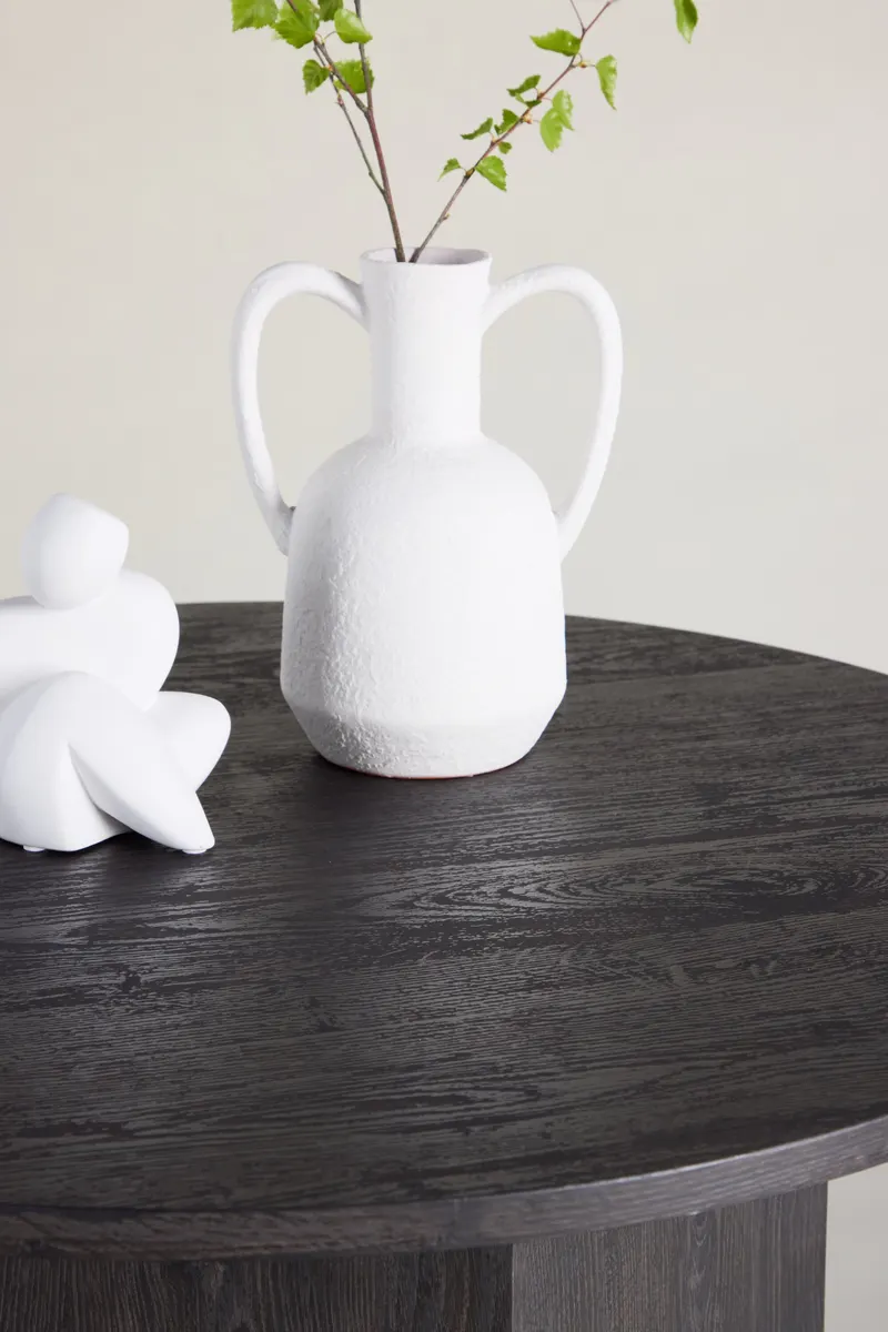 Tekla runder Couchtisch mit gewelltem Sockel in Ø 80 cm, Schwarz, im Wohnraum, Ansicht 3