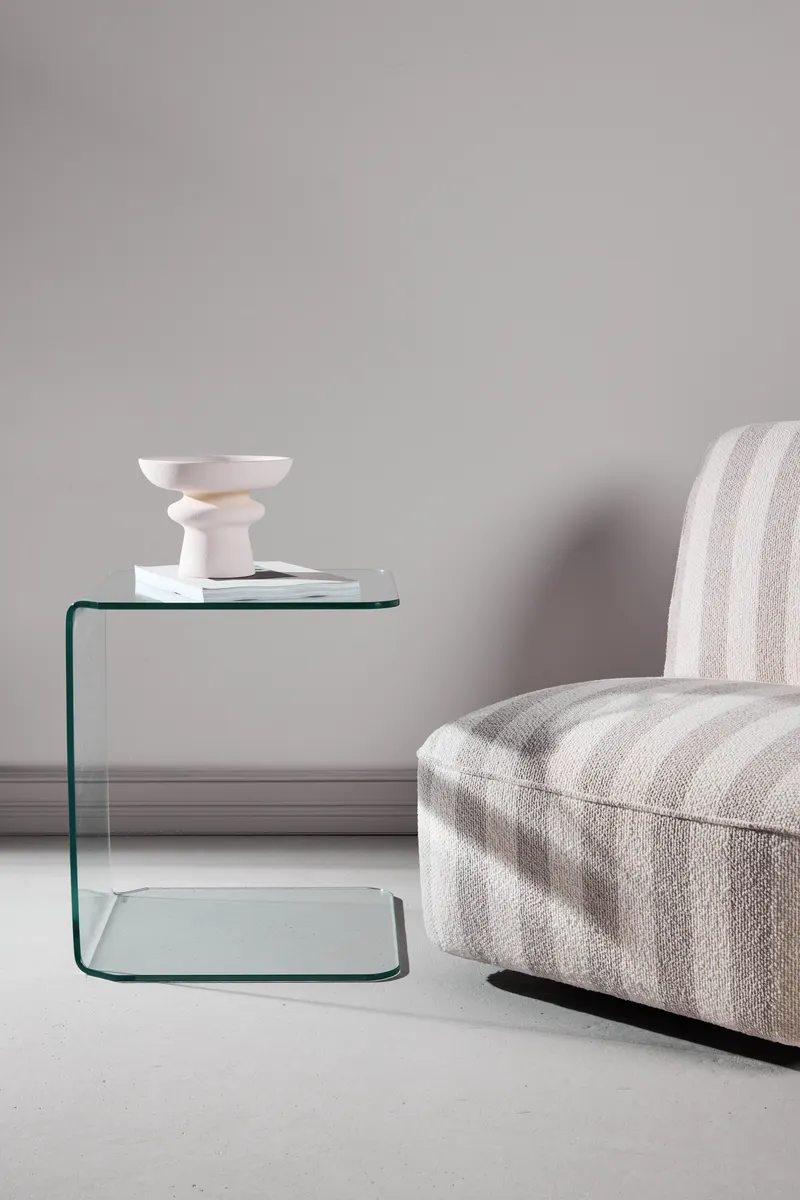 Telemark Beistelltisch aus Glas in C-Form, im Wohnraum, Ansicht 5