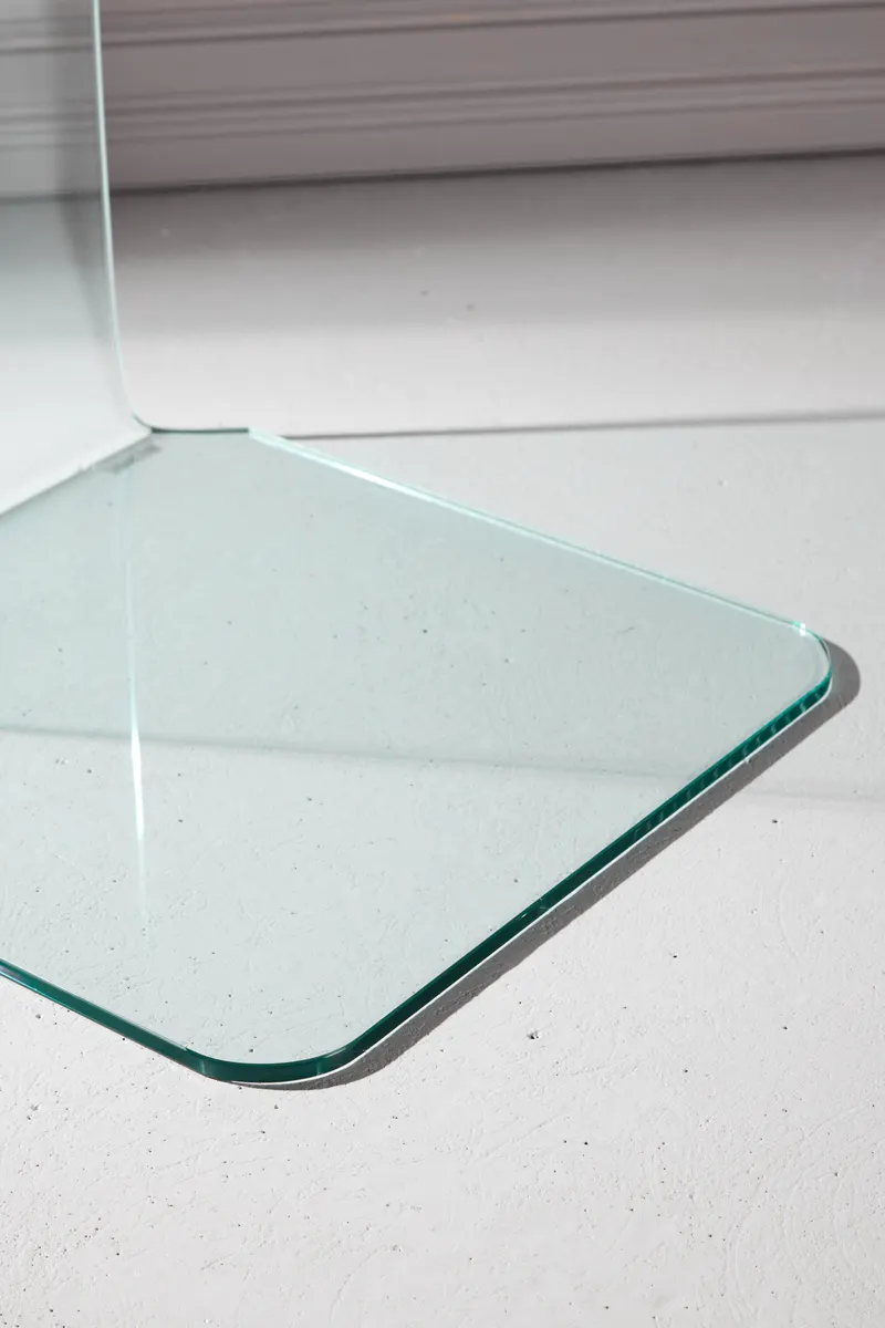 Telemark Beistelltisch aus Glas in C-Form, im Wohnraum, Ansicht 2