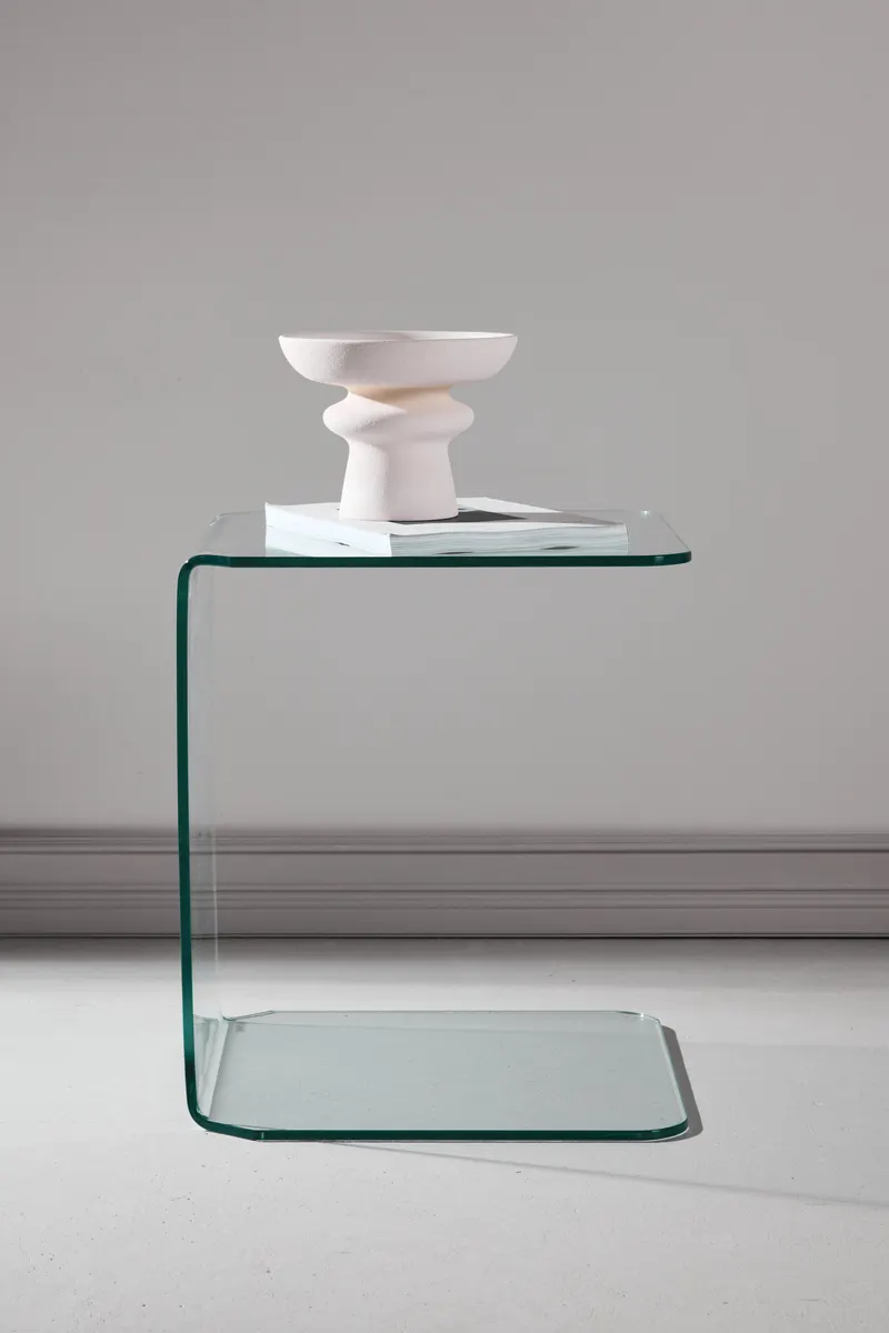 Telemark Beistelltisch aus Glas in C-Form, im Wohnraum, Ansicht 4