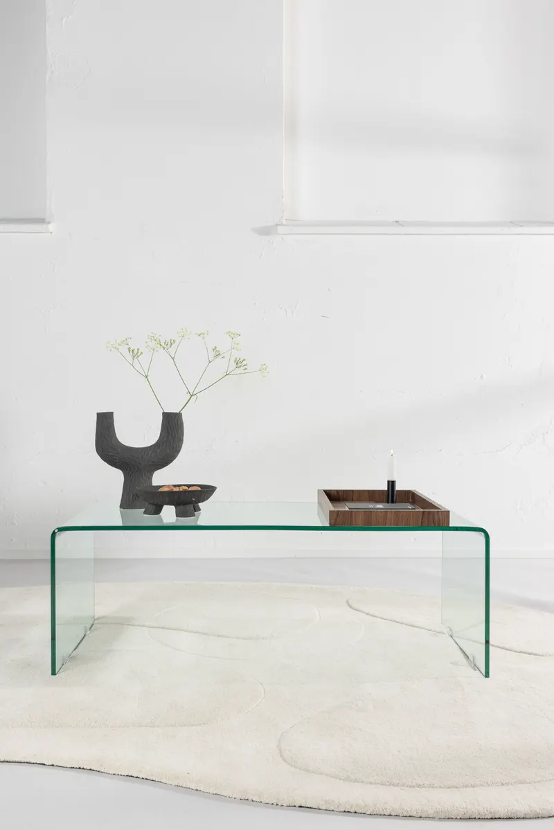 Telemark Couchtisch aus gebogenem Glas in 110 × 50 cm, Transparent, im Wohnraum, Ansicht 1