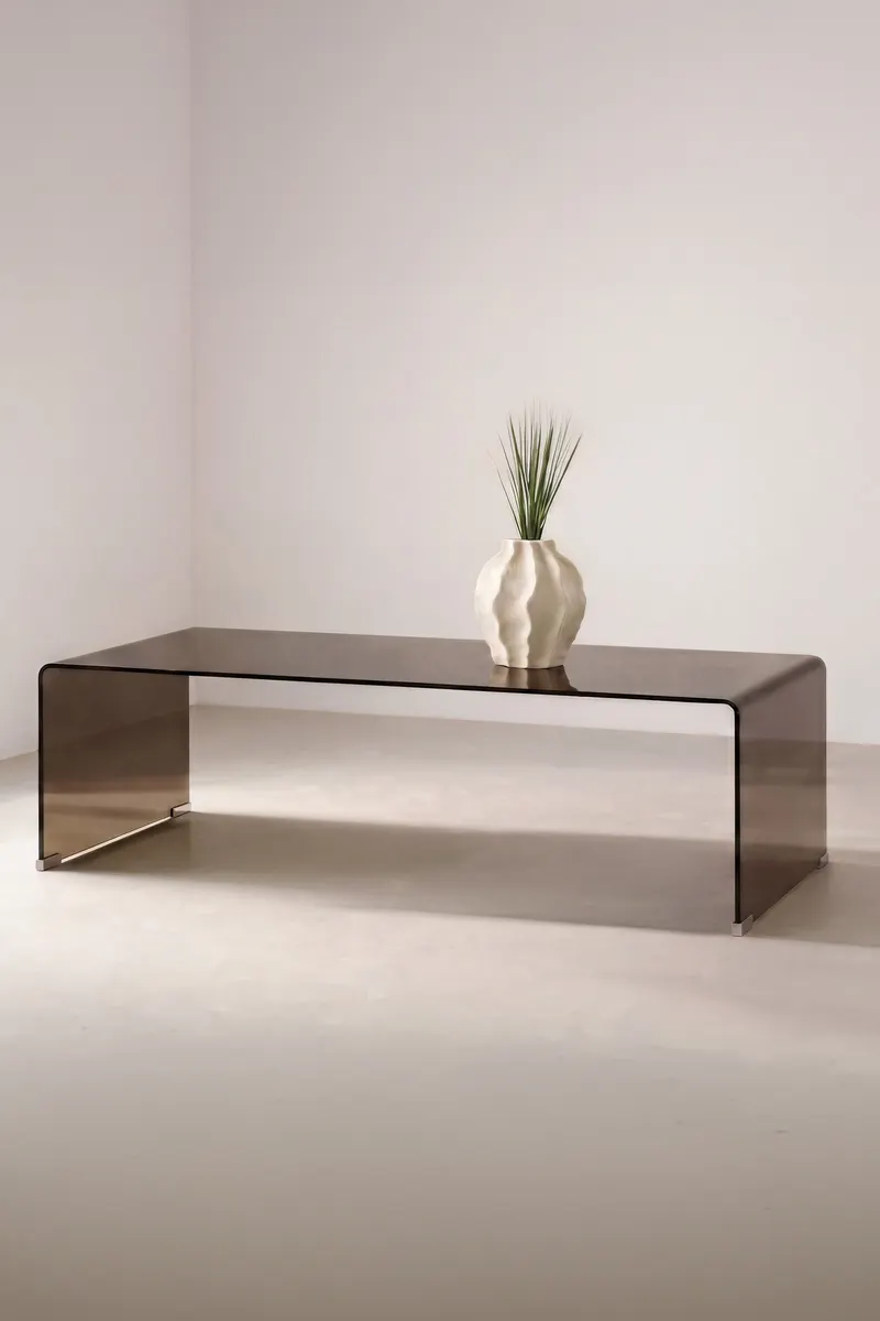 Telemark Couchtisch aus gebogenem Glas in 120 × 60 cm, Braun, im Wohnraum, Ansicht 1