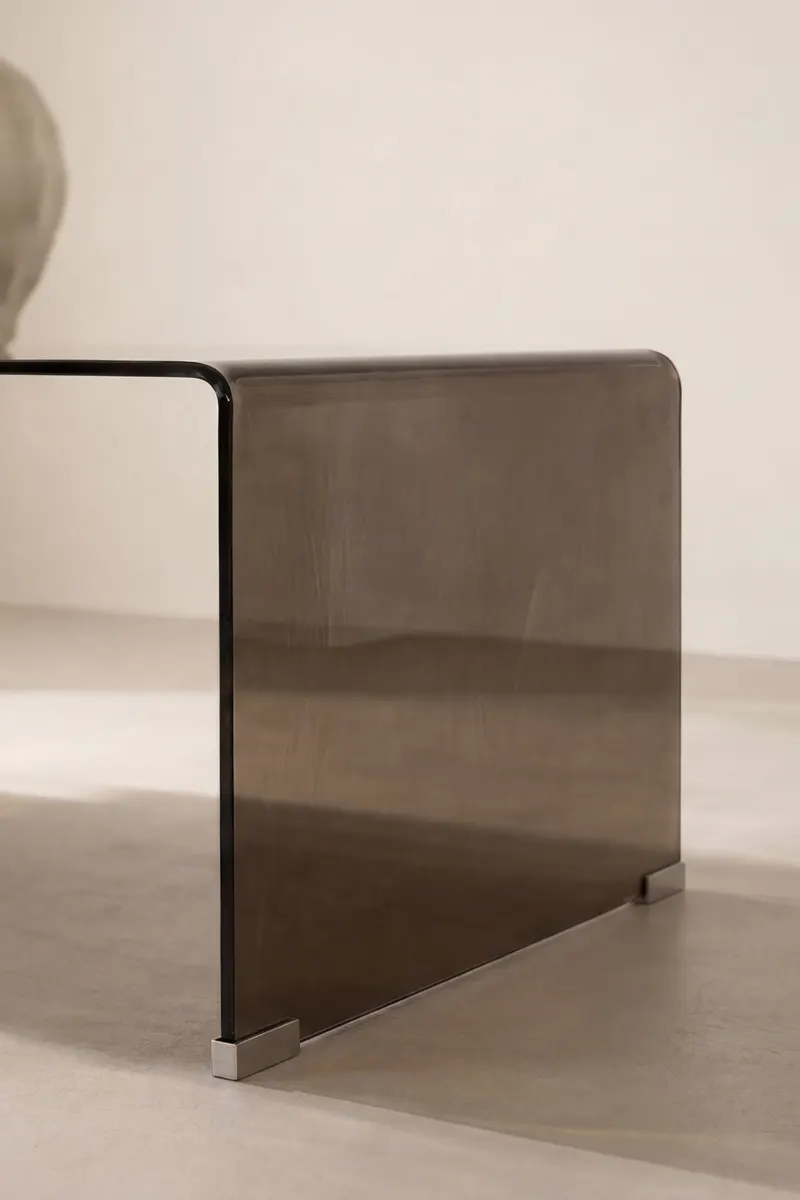 Telemark Couchtisch aus gebogenem Glas in 120 × 60 cm, Braun, im Wohnraum, Ansicht 3